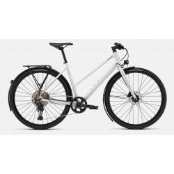 Le Specialized Sirrus X 3.0 cadre-bas en version équipé est disponible dès maintenant chez Franscoop !