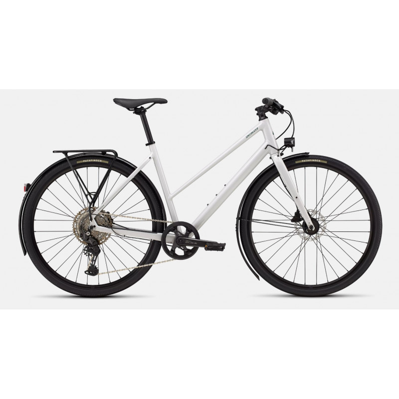 Le Specialized Sirrus X 3.0 cadre-bas en version équipé est disponible dès maintenant chez Franscoop !