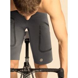 Le cuissard Assos TRAIL TACTICA Cargo Shorts T3 est disponible dès maintenant en magasin !